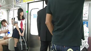 体验与令人惊叹的亚洲少女浅仓琴美在硬核VR电影中的疯狂骑行。