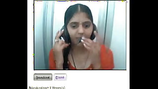 Kusząca Tamilska uwodzicielka prezentuje swoje obfite łono i pozuje dla kamery w internetowym filmie.