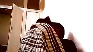 یک زن هندی خسته در یک ویدیوی پورنو سافت کور خودارضایی می کند و به ارگاسم می رسد.
