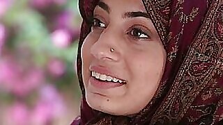 टीएलबीसी - मुस्लिम महिला प्लंब्ड बाहर से दूर रहती है, लाभदायक होने के नाते किसी की त्वचा के ट्रेसल स्टारलेस हॉर्सहिट के संबंध में सावधान रहें।