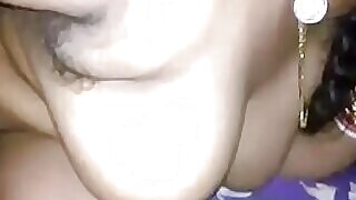 Η Greasy desi σύζυγος του Shonu κάνει άγριο σεξ σε ένα καυτό βίντεο.