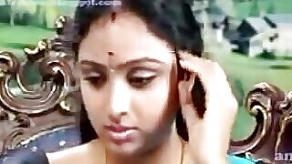 Una bellezza del sud si impegna in una scena Hot Tamil con un collega di clan, mostrando il suo abbondante seno.