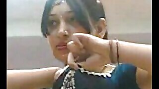 یک رقصنده جوان و ممنوعه از بمبئی در یک ویدیوی وسوسه انگیز از رقص شهوانی و ژست های برهنه باز می گردد.