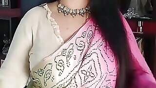 Curvy Desi aunty gets down and dirty in a steamy one-on-one session, showcasing her insatiable appetite.