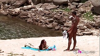 Velik kurac divja na nudistični plaži