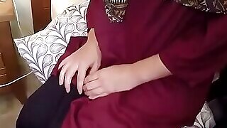 נערות מוסלמיות נותנות ידיים מלאות תשוקה ומפנקות זו את זו