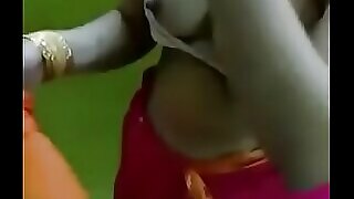 Die indische Teenagerin Bhabhi zeigt ihre straffen Brüste in diesem heißen Video. Schau zu, wie sie verführerisch mit ihnen spielt und wenig der Fantasie überlässt.
